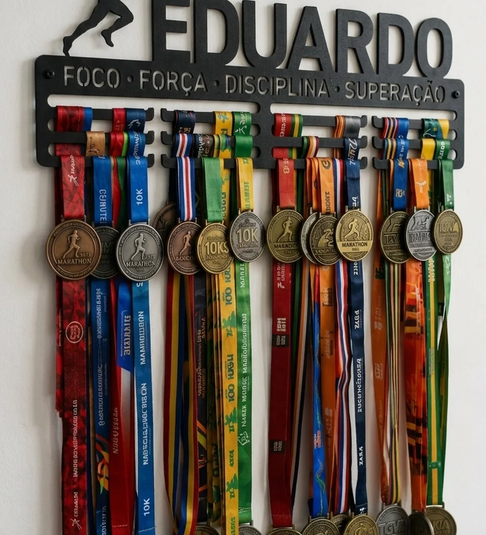 Porta-medalhas de parede em aço com medalhas de corrida expostas