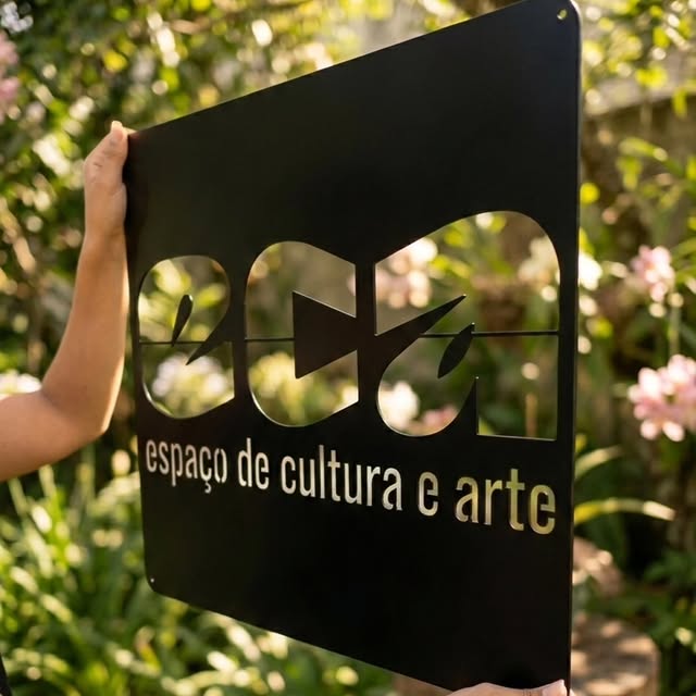 Placa comercial personalizada em aço com logotipo de empresa na recepção