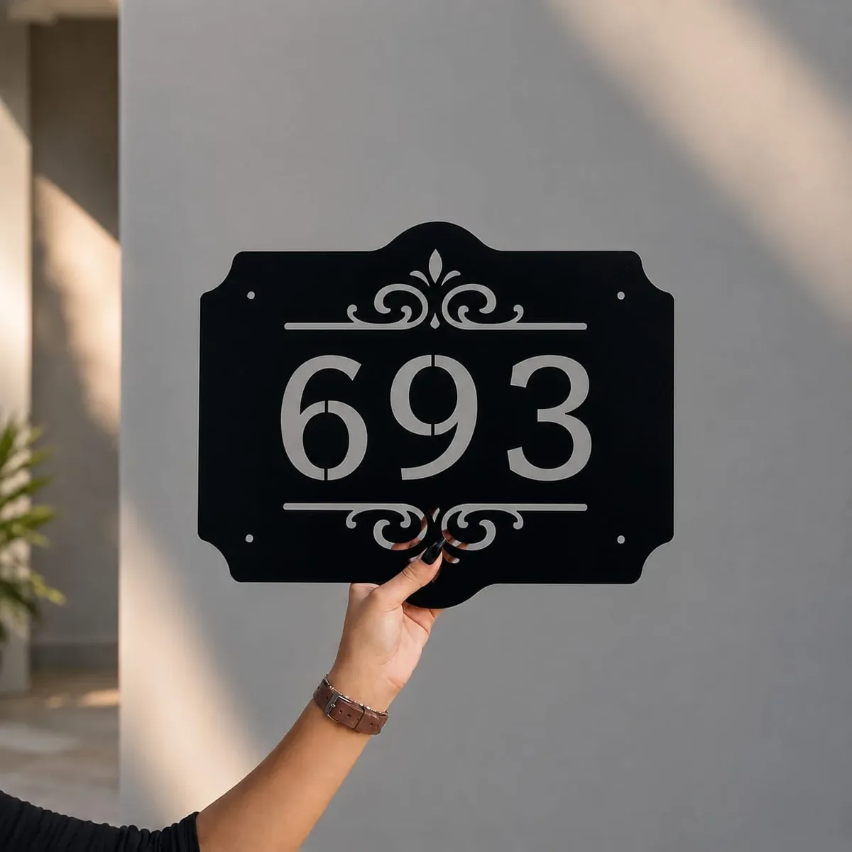 Número residencial personalizado em aço instalado em fachada moderna